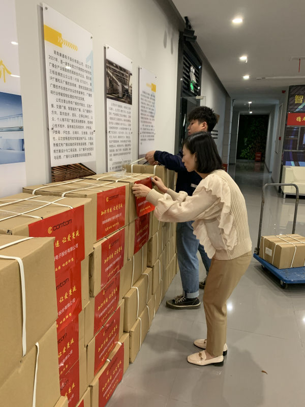 隆平高科技園一企業(yè)向5所農(nóng)村小學(xué)捐贈(zèng)愛心圖書